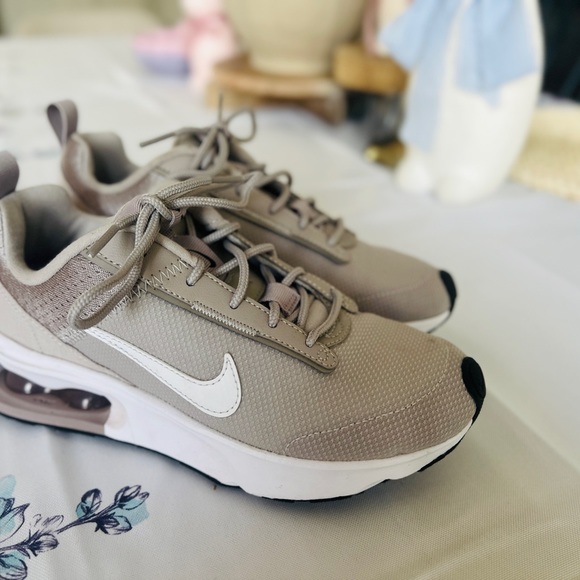 Nike AirMax Sz 5.5 - Picture 4 of 11